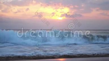 巴厘岛美丽的日落时分，在美丽的多云天空中，强大的海浪冲破泡沫