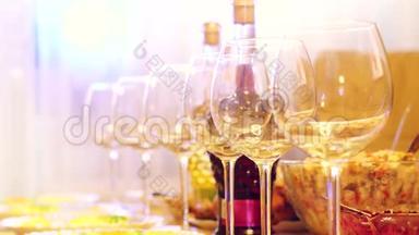 餐厅餐桌上的玻璃眼镜，宴会桌，酒杯的酒台灯光.. 3840x2160