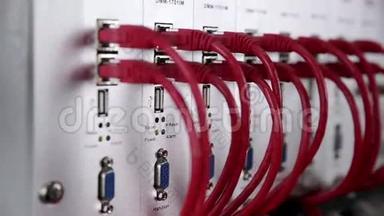 在一个巨大的数据中心关闭电缆和布线链接服务器。 打滑头。