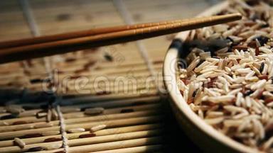 有各种生米和竹签的盘子