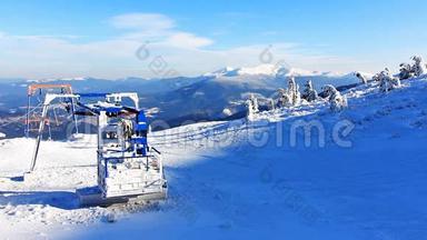 喀尔巴阡山冰雪覆盖滑雪缆车。
