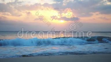 巴厘岛美丽的日落时分，在美丽的多云天空中，强大的海浪冲破泡沫