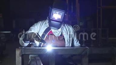 黑暗工厂的Tig<strong>焊接</strong>，带面罩的工人技师。慢动作