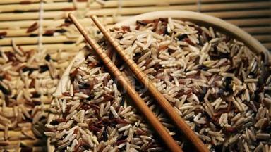 有各种生米和竹签的盘子