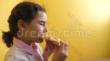 快乐的小女孩吃一片披萨的概念。 十几岁的孩子饿了吃一片披萨。 <strong>慢生活</strong>方式<strong>慢生活</strong>方式