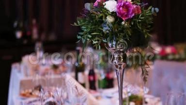 漂亮的婚礼装饰，由不同种类和颜色的花在一家<strong>高档</strong>餐厅的婚礼桌上。