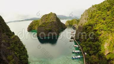 非常美丽的泻湖，有船。 菲律宾的天堂岛。 克伦湖。 菲什耶景色。