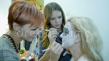 化妆师和<strong>造型</strong>师为万圣节做化妆模特。