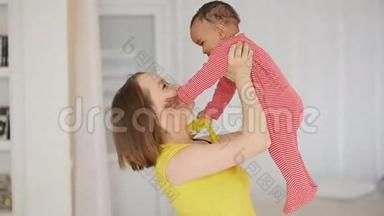 妈妈抱着孩子抱在怀里很开心