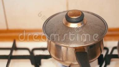 盖子<strong>远离</strong>蒸汽的压力，在锅的食物在炉子的家庭厨房。 慢动作