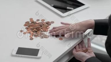 女银行家在白色桌面上计算铁币。