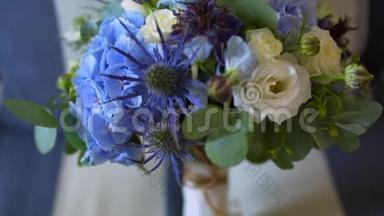 美丽的白色蓝色婚礼花束
