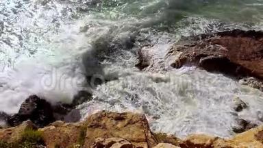 开采海浪<strong>撞击</strong>岩石海岸