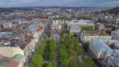 空中旧城利沃夫，旧城的中心部分。 城市。 利沃夫歌剧院。 乌克兰。