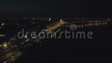 从Drone的空中俯瞰：带桥梁和汽车的夜间长廊的俯视图。