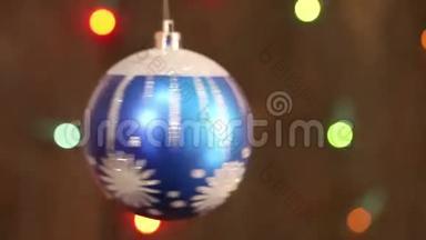 圣诞树上的一堆<strong>蓝球</strong>。
