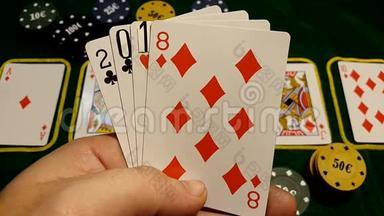 号码是2018年的扑克筹码。 扑克桌
