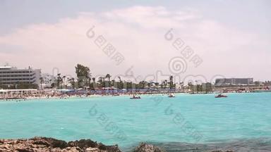 海滨度假酒店，海边或海边的酒店，海边的人们，海岸线，沙滩，蔚蓝的海，海滩