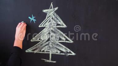 用粉笔在石板上画一棵圣诞树。 新年贺卡海报样板