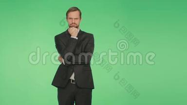 肢体语言。 穿着绿色背景西装的男人。 希罗莫基，