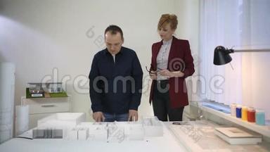 两位建筑师在桌子上观看增强现实投影