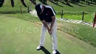 克雷恩射中一名男子高尔夫球手，他用高尔夫球杆和高尔夫球杆打了一个白色的高尔夫球
