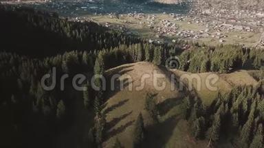 秋天，在喀尔巴阡山上飞过美丽的山林。山上的人们正享受着阳光