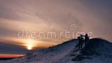 人们冬天<strong>剪影</strong>雪光.. 一群游客走在夕阳的<strong>剪影</strong>山上。 慢视频