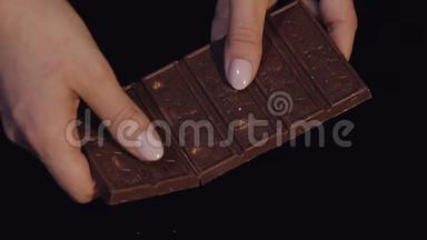 女人的手从一堆巧克力中取出一块巧克力。慢动作