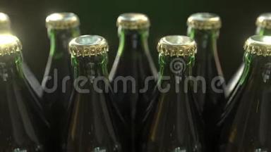 多个绿色瓶子，金色瓶盖，特写。可循环的三维动画