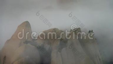 云中的乌尔桑巴维岩。 韩国塞拉克山国家公园的山