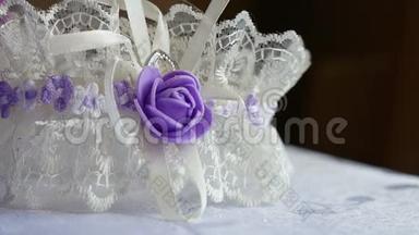 新娘白色花边装饰与紫罗兰蝴蝶视频