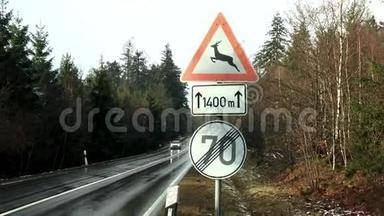 道路警示标志鹿过马路.