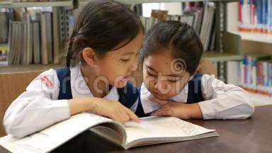K4视频：穿制服的亚洲小学生和图书馆的阅<strong>读书籍</strong>