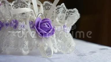 新娘白色花边装饰与紫罗兰蝴蝶视频