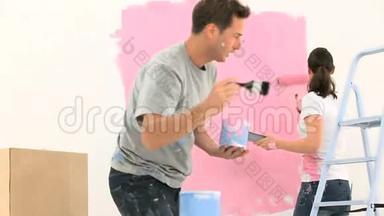 一对夫妇用粉色画墙