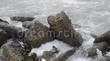 <strong>海浪</strong>拍打着岩石，里海的<strong>海浪</strong>拍打着海滩上的一座岩石和古老的金属建筑