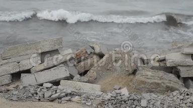 海浪<strong>拍打</strong>着岩石，里海的海浪<strong>拍打</strong>着海滩上的一座岩石和古老的金属建筑