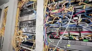 工作数据服务器背面有许多电线、电缆。