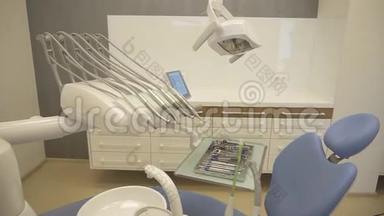 牙医柜中工具的特写。 金属托盘、毛刺机、灯具等设备中的不锈钢仪表