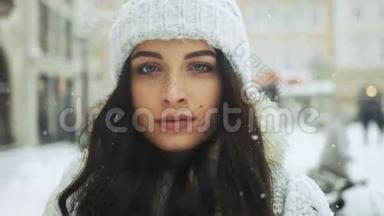 城市模特看镜头的年轻美女街头情感画像。 女士穿着时尚经典冬季服装