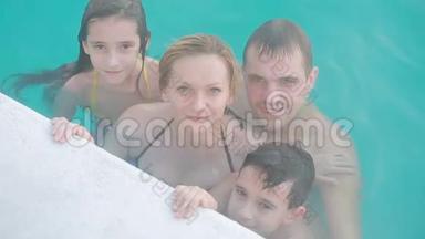 温泉地热温泉.. 有孩子的家庭在热池里放松。