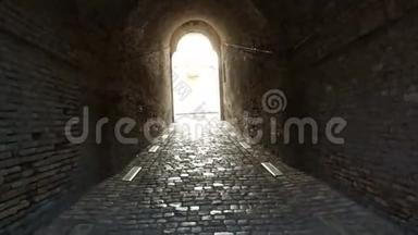 通往白光的<strong>通道</strong>在古老的砖廊墙内。
