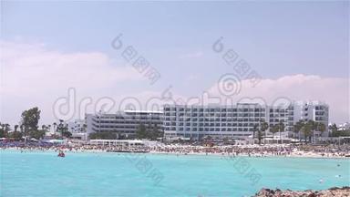 海滨度假酒店，海边或海边的酒店，海边的人们，海岸线，沙滩，蔚蓝的海，海滩