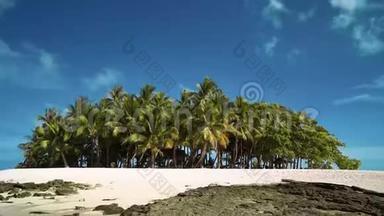 菲律宾热带小岛，有棕榈树、白沙和一些岩石