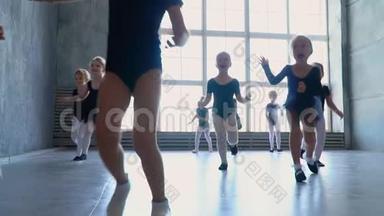 芭蕾舞学校的孩子们拥抱芭蕾舞老师。 芭蕾舞女演员的小女孩跑去