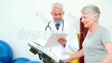 医生用跑步机看病人