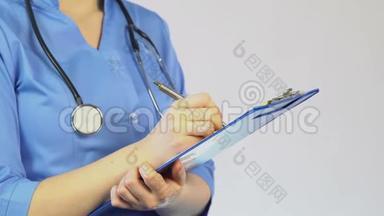 医生填写病人登记表及处方治疗