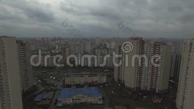 空中无人机拍摄的灰色反乌城区与相同的房屋