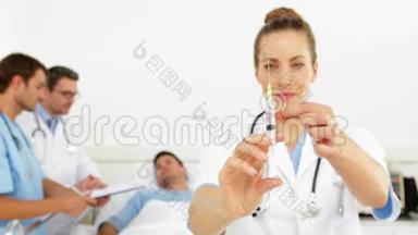 医生在病床上与病人交谈，护士准备针头